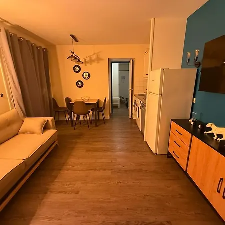 Apartment Elegant Haven For 4 Guests - Swimming Pool & 2 Balconies