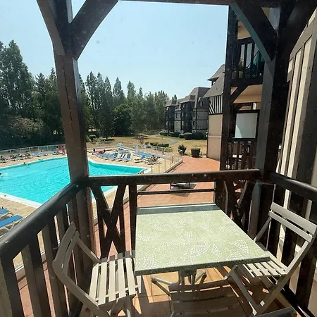 Elegant Haven For 4 Guests - Swimming Pool & 2 Balconies Apartment *