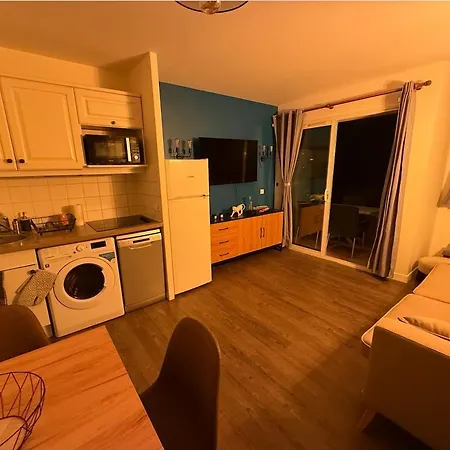 Elegant Haven For 4 Guests - Swimming Pool & 2 Balconies Apartment