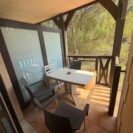 Elegant Haven For 4 Guests - Swimming Pool & 2 Balconies Apartment *