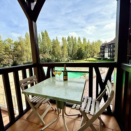 Elegant Haven For 4 Guests - Swimming Pool & 2 Balconies Appartement